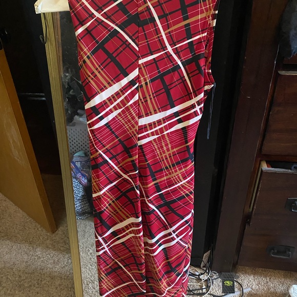 Cries cross lower neckline, dress bunches on 1 side. - Picture 2 of 2